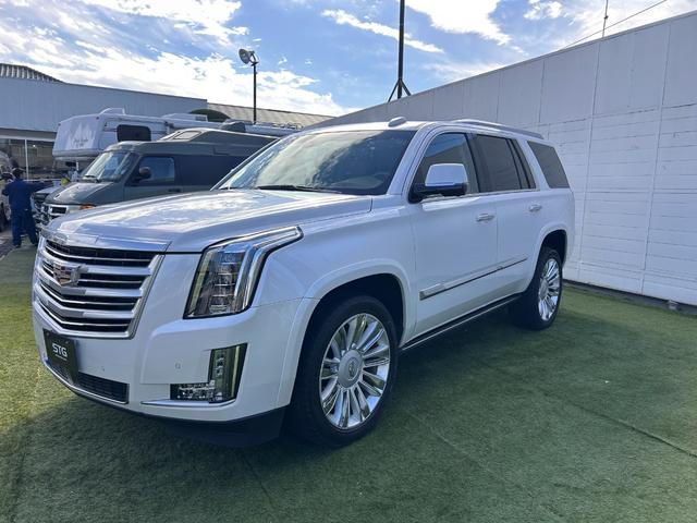 キャデラックエスカレード 　プラチナム　正規ディーラー車　アダクティブクルーズ　マグネティックライドコントロース　ナビ　地デジ　バック＆フロント＆全周囲カメラ　アップルカープレイ　ヘッドレスト＆フリップダウンモニター電動ステップ（7枚目）