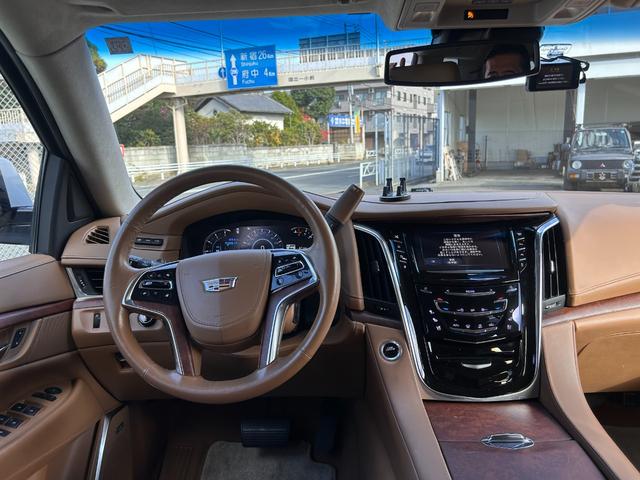 キャデラックエスカレード 　プラチナム　正規ディーラー車　アダクティブクルーズ　マグネティックライドコントロース　ナビ　地デジ　バック＆フロント＆全周囲カメラ　アップルカープレイ　ヘッドレスト＆フリップダウンモニター電動ステップ（8枚目）