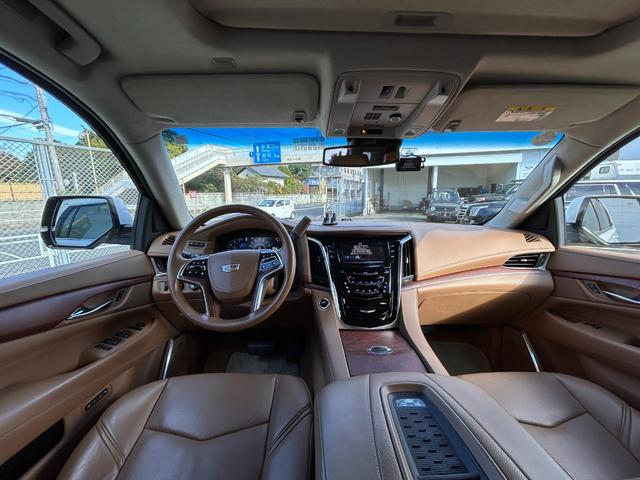 キャデラックエスカレード 　プラチナム　正規ディーラー車　アダクティブクルーズ　マグネティックライドコントロース　ナビ　地デジ　バック＆フロント＆全周囲カメラ　アップルカープレイ　ヘッドレスト＆フリップダウンモニター電動ステップ（9枚目）