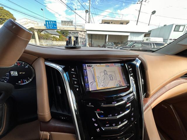 キャデラックエスカレード 　プラチナム　正規ディーラー車　アダクティブクルーズ　マグネティックライドコントロース　ナビ　地デジ　バック＆フロント＆全周囲カメラ　アップルカープレイ　ヘッドレスト＆フリップダウンモニター電動ステップ（10枚目）