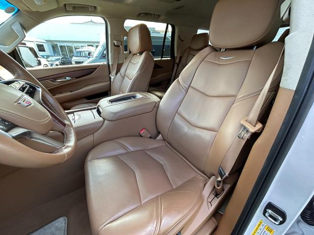 キャデラックエスカレード 　プラチナム　正規ディーラー車　アダクティブクルーズ　マグネティックライドコントロース　ナビ　地デジ　バック＆フロント＆全周囲カメラ　アップルカープレイ　ヘッドレスト＆フリップダウンモニター電動ステップ（13枚目）