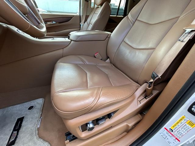キャデラックエスカレード 　プラチナム　正規ディーラー車　アダクティブクルーズ　マグネティックライドコントロース　ナビ　地デジ　バック＆フロント＆全周囲カメラ　アップルカープレイ　ヘッドレスト＆フリップダウンモニター電動ステップ（14枚目）