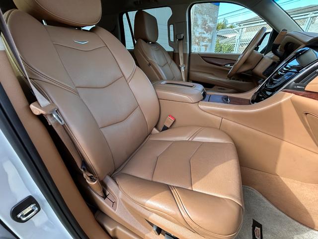 キャデラックエスカレード 　プラチナム　正規ディーラー車　アダクティブクルーズ　マグネティックライドコントロース　ナビ　地デジ　バック＆フロント＆全周囲カメラ　アップルカープレイ　ヘッドレスト＆フリップダウンモニター電動ステップ（15枚目）