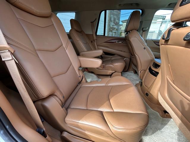 キャデラックエスカレード 　プラチナム　正規ディーラー車　アダクティブクルーズ　マグネティックライドコントロース　ナビ　地デジ　バック＆フロント＆全周囲カメラ　アップルカープレイ　ヘッドレスト＆フリップダウンモニター電動ステップ（17枚目）