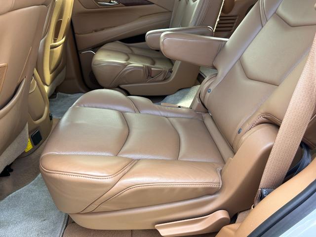 キャデラックエスカレード 　プラチナム　正規ディーラー車　アダクティブクルーズ　マグネティックライドコントロース　ナビ　地デジ　バック＆フロント＆全周囲カメラ　アップルカープレイ　ヘッドレスト＆フリップダウンモニター電動ステップ（19枚目）