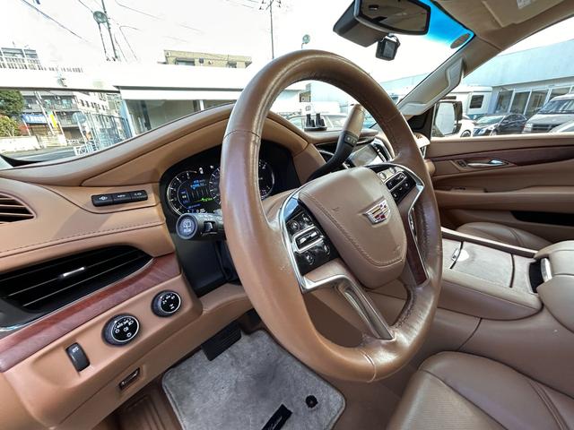 キャデラックエスカレード 　プラチナム　正規ディーラー車　アダクティブクルーズ　マグネティックライドコントロース　ナビ　地デジ　バック＆フロント＆全周囲カメラ　アップルカープレイ　ヘッドレスト＆フリップダウンモニター電動ステップ（25枚目）