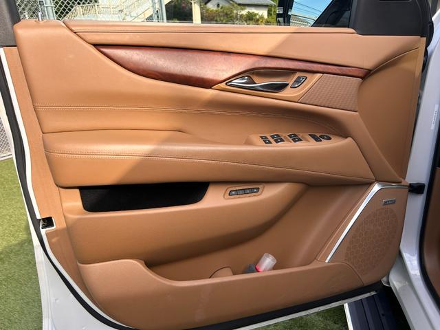 キャデラックエスカレード 　プラチナム　正規ディーラー車　アダクティブクルーズ　マグネティックライドコントロース　ナビ　地デジ　バック＆フロント＆全周囲カメラ　アップルカープレイ　ヘッドレスト＆フリップダウンモニター電動ステップ（29枚目）