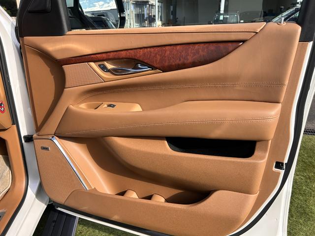 キャデラックエスカレード 　プラチナム　正規ディーラー車　アダクティブクルーズ　マグネティックライドコントロース　ナビ　地デジ　バック＆フロント＆全周囲カメラ　アップルカープレイ　ヘッドレスト＆フリップダウンモニター電動ステップ（30枚目）