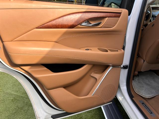 キャデラックエスカレード 　プラチナム　正規ディーラー車　アダクティブクルーズ　マグネティックライドコントロース　ナビ　地デジ　バック＆フロント＆全周囲カメラ　アップルカープレイ　ヘッドレスト＆フリップダウンモニター電動ステップ（31枚目）