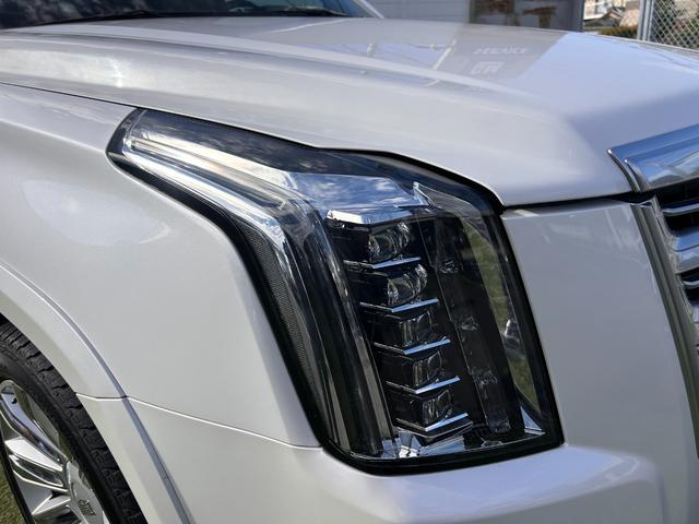 キャデラックエスカレード 　プラチナム　正規ディーラー車　アダクティブクルーズ　マグネティックライドコントロース　ナビ　地デジ　バック＆フロント＆全周囲カメラ　アップルカープレイ　ヘッドレスト＆フリップダウンモニター電動ステップ（42枚目）