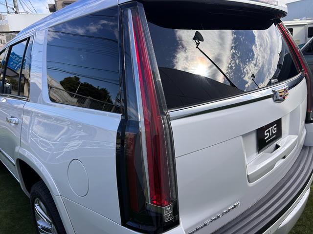 キャデラックエスカレード 　プラチナム　正規ディーラー車　アダクティブクルーズ　マグネティックライドコントロース　ナビ　地デジ　バック＆フロント＆全周囲カメラ　アップルカープレイ　ヘッドレスト＆フリップダウンモニター電動ステップ（48枚目）