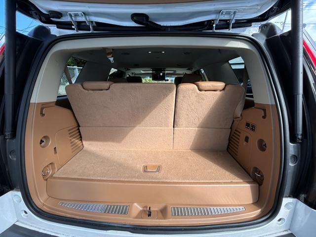 キャデラックエスカレード 　プラチナム　正規ディーラー車　アダクティブクルーズ　マグネティックライドコントロース　ナビ　地デジ　バック＆フロント＆全周囲カメラ　アップルカープレイ　ヘッドレスト＆フリップダウンモニター電動ステップ（50枚目）