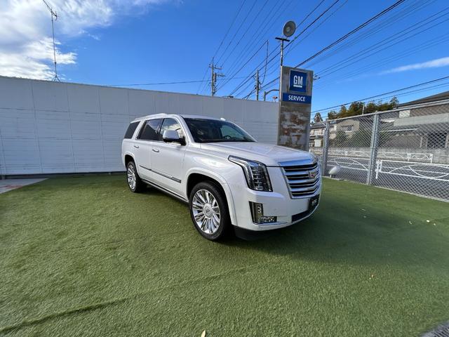 キャデラックエスカレード 　プラチナム　正規ディーラー車　アダクティブクルーズ　マグネティックライドコントロース　ナビ　地デジ　バック＆フロント＆全周囲カメラ　アップルカープレイ　ヘッドレスト＆フリップダウンモニター電動ステップ（53枚目）