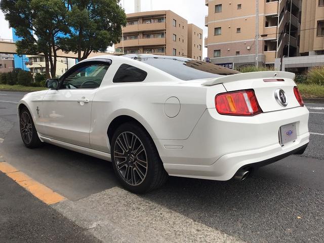 マスタング Ｖ８　ＧＴグラスルーフレッドホット　グラスルーフレッドホット／レッドレザーシート／１９インチＡＷ／ナビ／地デジ／ＥＴＣ／ＨＩＤ／バックカメラ／ディーラー車／Ｖ８／シートヒーター（3枚目）