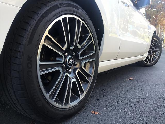 マスタング Ｖ８　ＧＴグラスルーフレッドホット　グラスルーフレッドホット／レッドレザーシート／１９インチＡＷ／ナビ／地デジ／ＥＴＣ／ＨＩＤ／バックカメラ／ディーラー車／Ｖ８／シートヒーター（9枚目）