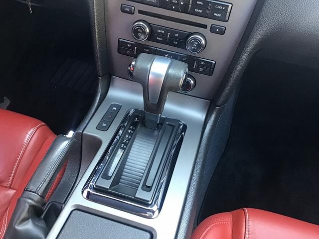 マスタング Ｖ８　ＧＴグラスルーフレッドホット　グラスルーフレッドホット／レッドレザーシート／１９インチＡＷ／ナビ／地デジ／ＥＴＣ／ＨＩＤ／バックカメラ／ディーラー車／Ｖ８／シートヒーター（14枚目）
