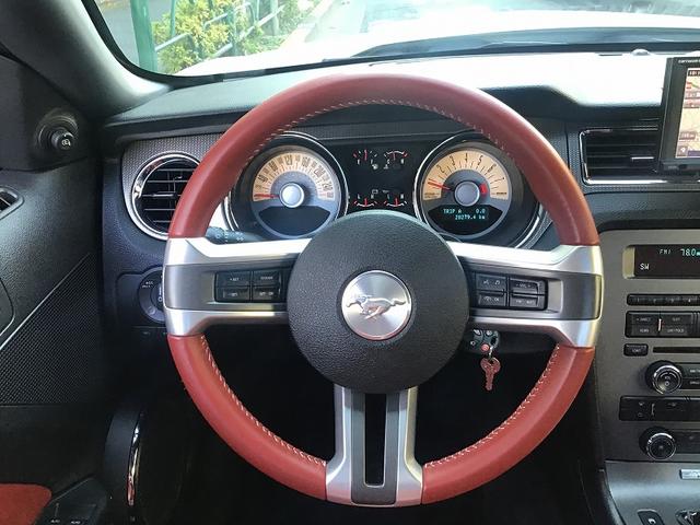 マスタング Ｖ８　ＧＴグラスルーフレッドホット　グラスルーフレッドホット／レッドレザーシート／１９インチＡＷ／ナビ／地デジ／ＥＴＣ／ＨＩＤ／バックカメラ／ディーラー車／Ｖ８／シートヒーター（15枚目）