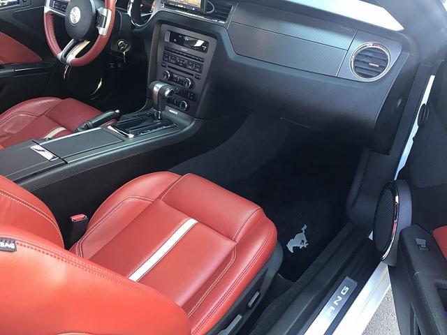 マスタング Ｖ８　ＧＴグラスルーフレッドホット　グラスルーフレッドホット／レッドレザーシート／１９インチＡＷ／ナビ／地デジ／ＥＴＣ／ＨＩＤ／バックカメラ／ディーラー車／Ｖ８／シートヒーター（27枚目）