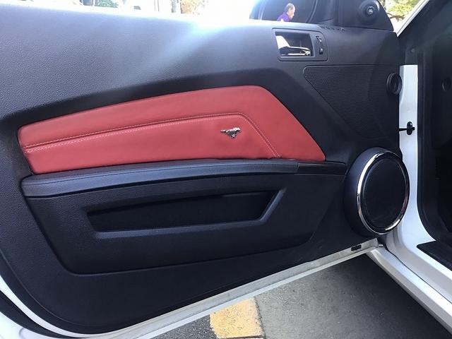 マスタング Ｖ８　ＧＴグラスルーフレッドホット　グラスルーフレッドホット／レッドレザーシート／１９インチＡＷ／ナビ／地デジ／ＥＴＣ／ＨＩＤ／バックカメラ／ディーラー車／Ｖ８／シートヒーター（28枚目）