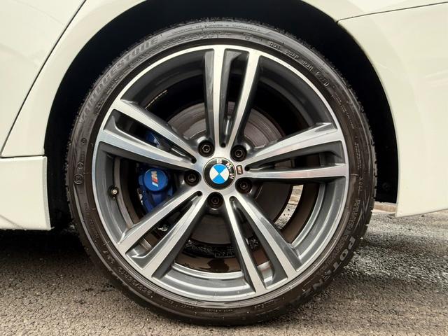 ３シリーズ ３２０ｉ　Ｍスポーツ　ＭＴマニュアル車　後期　ファストトラックパッケージ　１９ＡＷ　青ブレーキ（13枚目）