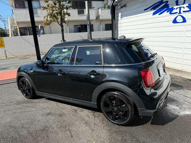 ＭＩＮＩ クーパーＳ　クラシック・トリム　オールブラック　黒革　黒ルーフ　黒エンブレム＆リング　黒ホイール（6枚目）