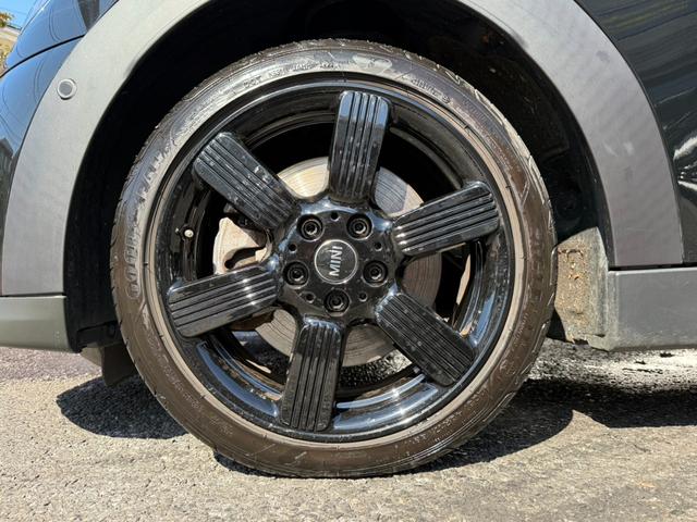 ＭＩＮＩ クーパーＳ　クラシック・トリム　オールブラック　黒革　黒ルーフ　黒エンブレム＆リング　黒ホイール（16枚目）