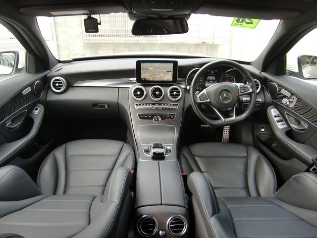 流れるような美しいデザインのセンターパネルが上品な室内空間★