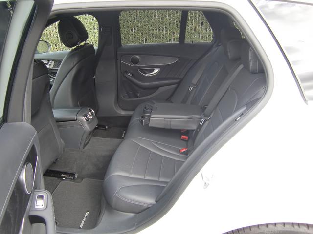 後部座席もゆったり広々！後部席用に、センターコンソール後ろにもエアコン送風口が御座います★さらにアームレスト内には格納式の便利なドリンクホルダーも装備！