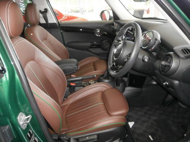 ＭＩＮＩ クーパーＤ　６０イヤーズエディション　専用装備　特別仕様車　ブラウンレザーシート　シートヒーター　ユアーズレザーステアリング　純正ナビ　フルセグＴＶ　バックカメラ　ＥＴＣ　ユニオンジャックテール　専用１７インチアルミホイール　スマートキー（3枚目）