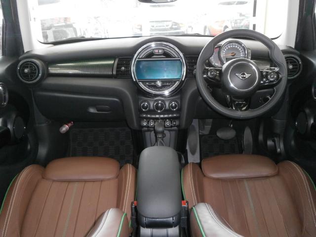 ＭＩＮＩ クーパーＤ　６０イヤーズエディション　専用装備　特別仕様車　ブラウンレザーシート　シートヒーター　ユアーズレザーステアリング　純正ナビ　フルセグＴＶ　バックカメラ　ＥＴＣ　ユニオンジャックテール　専用１７インチアルミホイール　スマートキー（5枚目）