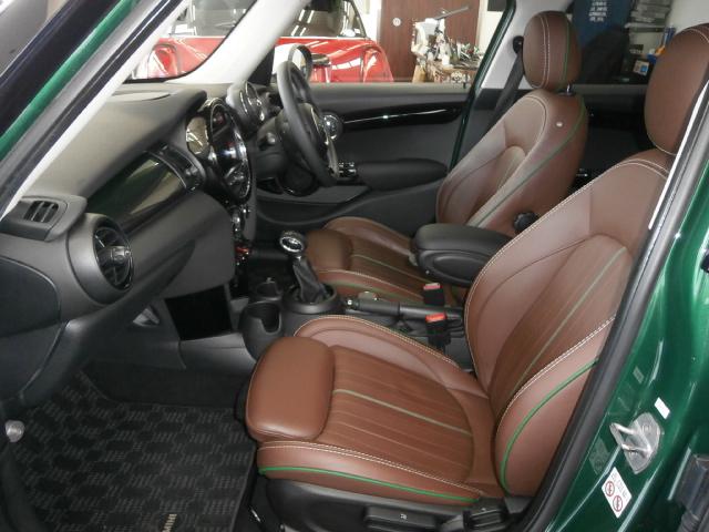 ＭＩＮＩ クーパーＤ　６０イヤーズエディション　専用装備　特別仕様車　ブラウンレザーシート　シートヒーター　ユアーズレザーステアリング　純正ナビ　フルセグＴＶ　バックカメラ　ＥＴＣ　ユニオンジャックテール　専用１７インチアルミホイール　スマートキー（7枚目）