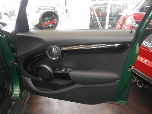 ＭＩＮＩ クーパーＤ　６０イヤーズエディション　専用装備　特別仕様車　ブラウンレザーシート　シートヒーター　ユアーズレザーステアリング　純正ナビ　フルセグＴＶ　バックカメラ　ＥＴＣ　ユニオンジャックテール　専用１７インチアルミホイール　スマートキー（10枚目）