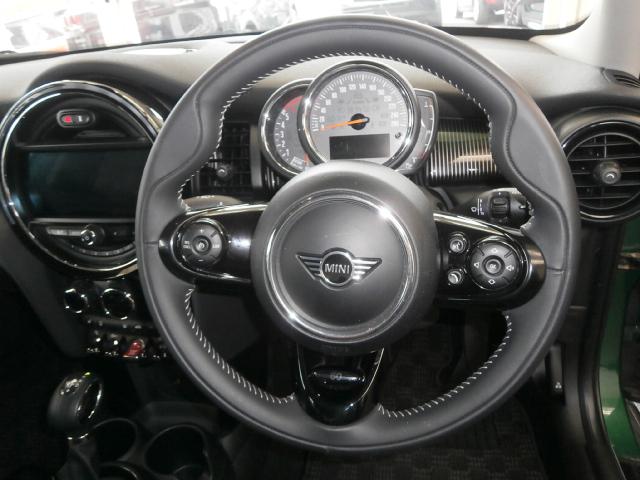 ＭＩＮＩ クーパーＤ　６０イヤーズエディション　専用装備　特別仕様車　ブラウンレザーシート　シートヒーター　ユアーズレザーステアリング　純正ナビ　フルセグＴＶ　バックカメラ　ＥＴＣ　ユニオンジャックテール　専用１７インチアルミホイール　スマートキー（12枚目）