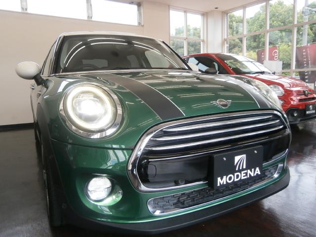 ＭＩＮＩ クーパーＤ　６０イヤーズエディション　専用装備　特別仕様車　ブラウンレザーシート　シートヒーター　ユアーズレザーステアリング　純正ナビ　フルセグＴＶ　バックカメラ　ＥＴＣ　ユニオンジャックテール　専用１７インチアルミホイール　スマートキー（15枚目）