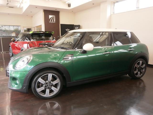 ＭＩＮＩ クーパーＤ　６０イヤーズエディション　専用装備　特別仕様車　ブラウンレザーシート　シートヒーター　ユアーズレザーステアリング　純正ナビ　フルセグＴＶ　バックカメラ　ＥＴＣ　ユニオンジャックテール　専用１７インチアルミホイール　スマートキー（17枚目）