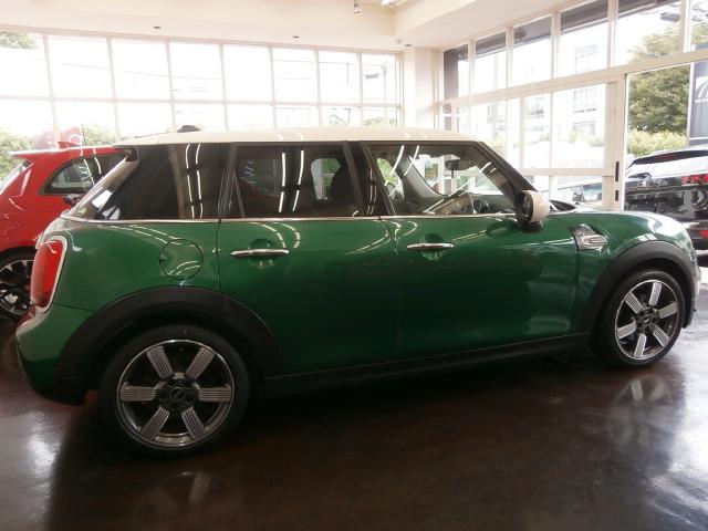 ＭＩＮＩ クーパーＤ　６０イヤーズエディション　専用装備　特別仕様車　ブラウンレザーシート　シートヒーター　ユアーズレザーステアリング　純正ナビ　フルセグＴＶ　バックカメラ　ＥＴＣ　ユニオンジャックテール　専用１７インチアルミホイール　スマートキー（18枚目）