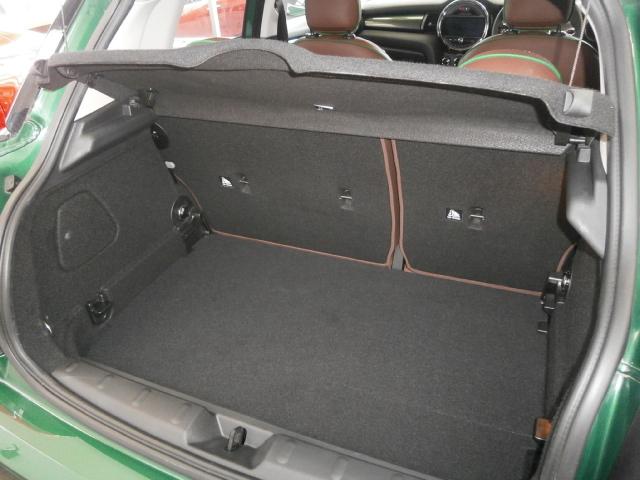ＭＩＮＩ クーパーＤ　６０イヤーズエディション　専用装備　特別仕様車　ブラウンレザーシート　シートヒーター　ユアーズレザーステアリング　純正ナビ　フルセグＴＶ　バックカメラ　ＥＴＣ　ユニオンジャックテール　専用１７インチアルミホイール　スマートキー（21枚目）