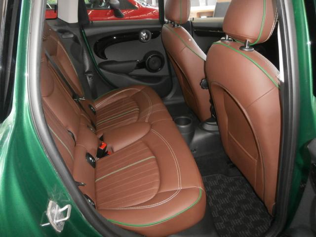 ＭＩＮＩ クーパーＤ　６０イヤーズエディション　専用装備　特別仕様車　ブラウンレザーシート　シートヒーター　ユアーズレザーステアリング　純正ナビ　フルセグＴＶ　バックカメラ　ＥＴＣ　ユニオンジャックテール　専用１７インチアルミホイール　スマートキー（23枚目）
