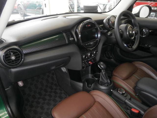 ＭＩＮＩ クーパーＤ　６０イヤーズエディション　専用装備　特別仕様車　ブラウンレザーシート　シートヒーター　ユアーズレザーステアリング　純正ナビ　フルセグＴＶ　バックカメラ　ＥＴＣ　ユニオンジャックテール　専用１７インチアルミホイール　スマートキー（24枚目）