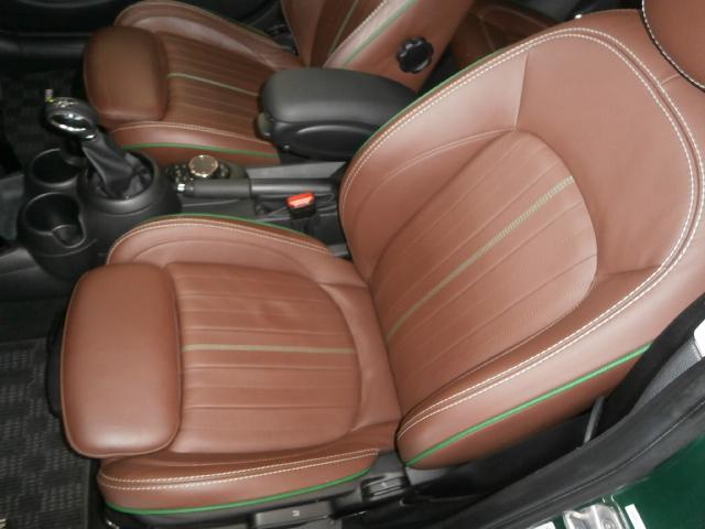 ＭＩＮＩ クーパーＤ　６０イヤーズエディション　専用装備　特別仕様車　ブラウンレザーシート　シートヒーター　ユアーズレザーステアリング　純正ナビ　フルセグＴＶ　バックカメラ　ＥＴＣ　ユニオンジャックテール　専用１７インチアルミホイール　スマートキー（26枚目）