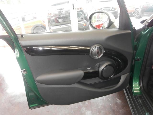 ＭＩＮＩ クーパーＤ　６０イヤーズエディション　専用装備　特別仕様車　ブラウンレザーシート　シートヒーター　ユアーズレザーステアリング　純正ナビ　フルセグＴＶ　バックカメラ　ＥＴＣ　ユニオンジャックテール　専用１７インチアルミホイール　スマートキー（27枚目）