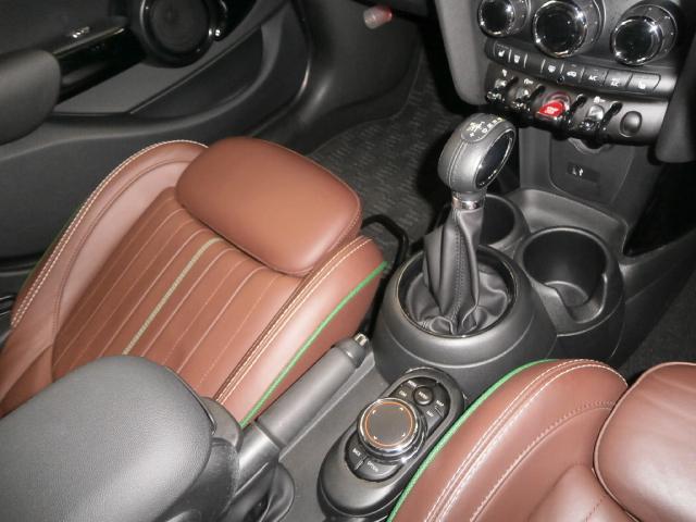 ＭＩＮＩ クーパーＤ　６０イヤーズエディション　専用装備　特別仕様車　ブラウンレザーシート　シートヒーター　ユアーズレザーステアリング　純正ナビ　フルセグＴＶ　バックカメラ　ＥＴＣ　ユニオンジャックテール　専用１７インチアルミホイール　スマートキー（29枚目）