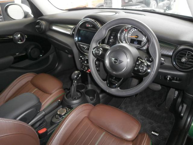 ＭＩＮＩ クーパーＤ　６０イヤーズエディション　専用装備　特別仕様車　ブラウンレザーシート　シートヒーター　ユアーズレザーステアリング　純正ナビ　フルセグＴＶ　バックカメラ　ＥＴＣ　ユニオンジャックテール　専用１７インチアルミホイール　スマートキー（30枚目）