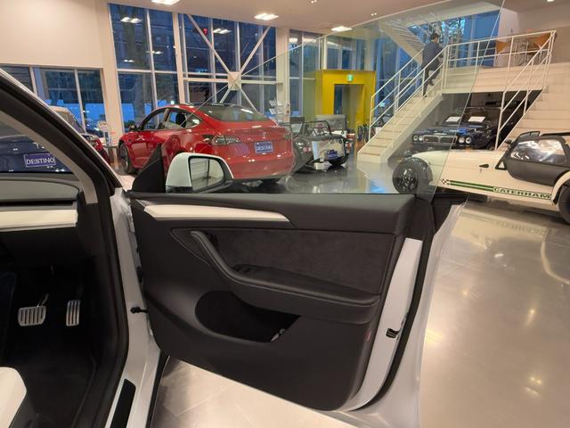 モデルY パフォーマンス 2022年式/4WD/ホワイトレザーインテリア/オートパイロット/パノラマガラスルーフ/ETC2.0(14枚目)