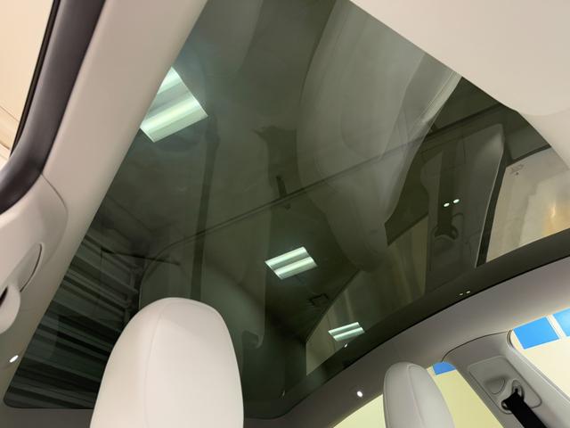 モデルY パフォーマンス 2022年式/4WD/ホワイトレザーインテリア/オートパイロット/パノラマガラスルーフ/ETC2.0(29枚目)