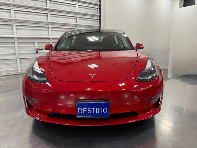モデル３ ロングレンジ　ＡＷＤ　２０２２年式／ＡＭＤ　Ｒｙｚｅｎ／ウルトラレッド／ＡＷＤ／ガラスルーフ／ブラックレザー／シートヒーター／パワーシート（3枚目）