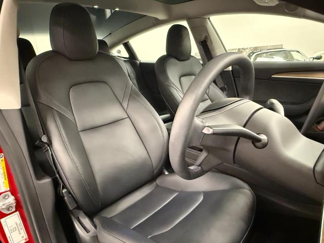 モデル３ ロングレンジ　ＡＷＤ　２０２２年式／ＡＭＤ　Ｒｙｚｅｎ／ウルトラレッド／ＡＷＤ／ガラスルーフ／ブラックレザー／シートヒーター／パワーシート（28枚目）