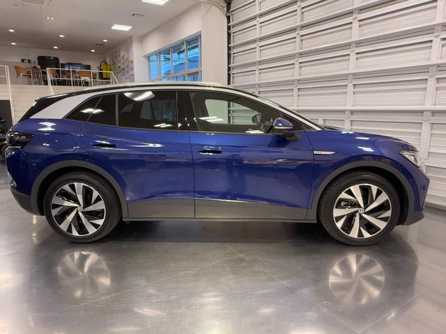 ID.4 プロ 令和5年式/ID4 プロ/パノラミックグラスルーフ/ハーフレザーシート&ヒーター/カープレイ&全方位モニター/LEDオートヘッドライト(9枚目)