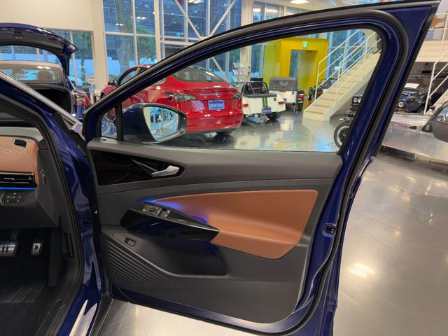 ID.4 プロ 令和5年式/ID4 プロ/パノラミックグラスルーフ/ハーフレザーシート&ヒーター/カープレイ&全方位モニター/LEDオートヘッドライト(14枚目)