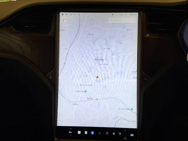 今や必要不可欠のナビ搭載！使い勝手も申し分ございません。狭く入り組んだ日本の道もコレで安心！